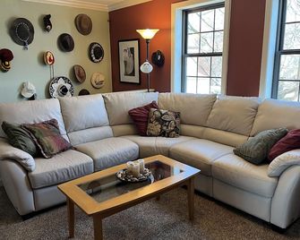 Luxury waterfront condo in downtown Portsmouth - Portsmouth - Living room