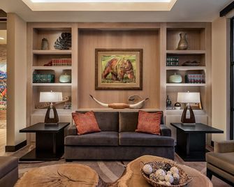 إن آت 500 كابيتول - بويز - ردهة