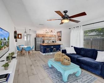 Ft. Lauderdale Beach Artistic Oasis With Bbq - فورت لاودردال - غرفة معيشة