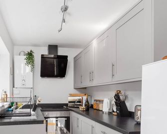 Elegant 4bed House-Free Parking - Barrow-in-Furness - Kitchen