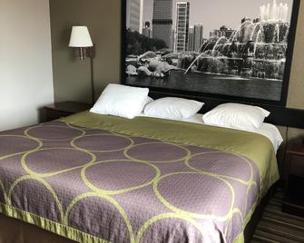 Super 8 by Wyndham Aurora/Naperville Area - Aurora - Bedroom