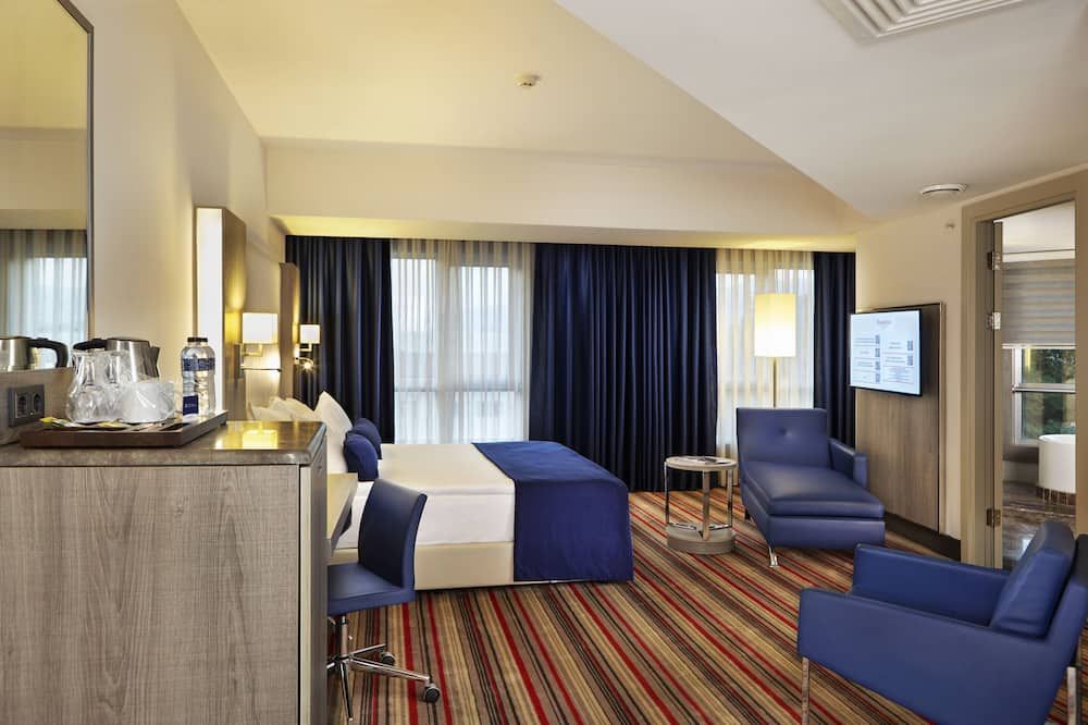 Bedroom view of Ramada Plaza by Wyndham Izmir