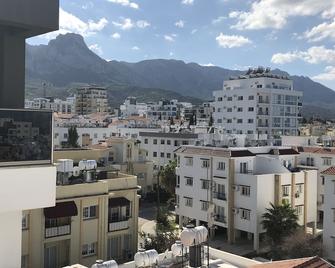 Kyrenia City Center. Mountain View. Easy Access. - Kyrenia - Balkon
