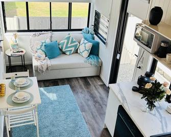 Air B&b Moderntiny House - Browns Plains - Living room