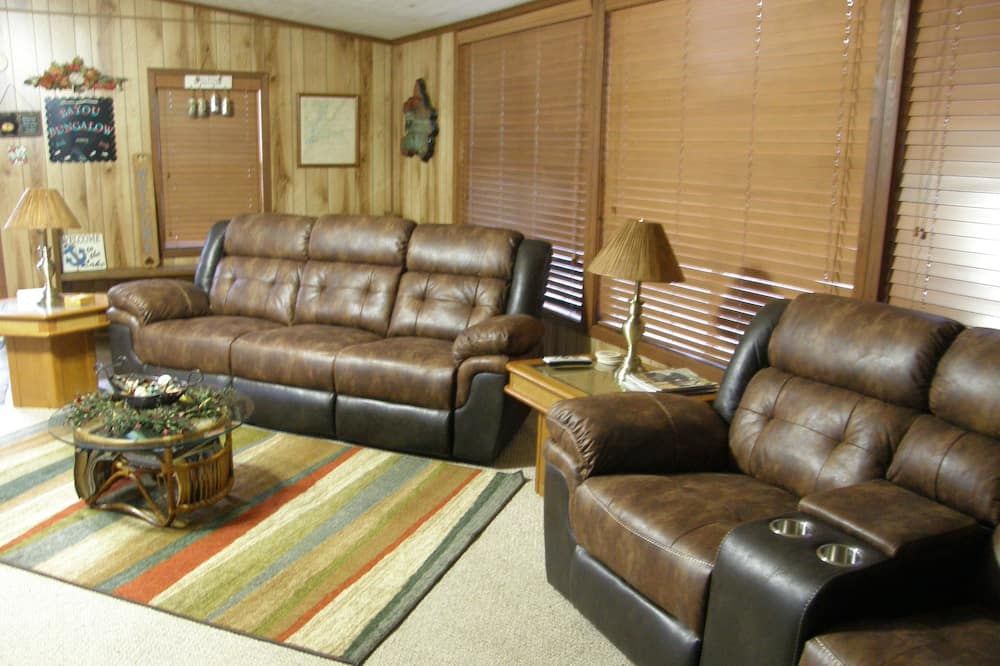 Lodging on Reelfoot Lake Upper Blue Basin at The Bayou Bungalow - Union City - Huiskamer