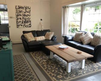 Downieville Dreams: Steps to Biking, Swimming and Dining! - Downieville - Living room