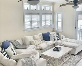 Beautiful 3 Story Home On The Lake, Master Suite's On 1st & 3rd Floors - Thornville - Sala de estar