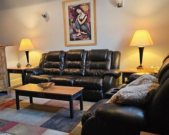 Don't miss out on this one! No cleaning fee. Near south side. - Chicago - Living room
