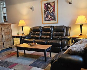 Don't miss out on this one! No cleaning fee. Ideal for McCormick Cntr and U of C - شيكاغو - غرفة معيشة