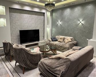 Charming 2-bedroom building in Suez Governorate with AC - Suez - Sala de estar