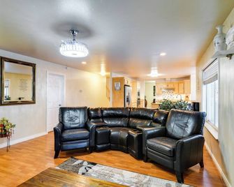 Anchorage Home about 8 Mi to Downtown! - Anchorage - Living room