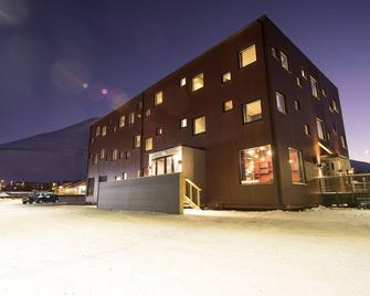Svalbard Hotell | The Vault - Longyearbyen - Edificio