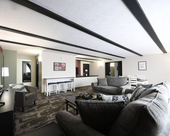 Quality Inn & Suites Mattoon South - Mattoon - Bedroom
