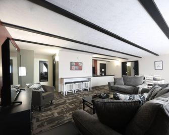 Quality Inn & Suites Mattoon South - Mattoon - Bedroom