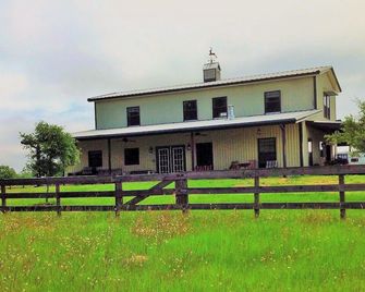 Two story 4 BR 3 BA Ranch home with lake views on 160 acres - New Ulm - Edificio