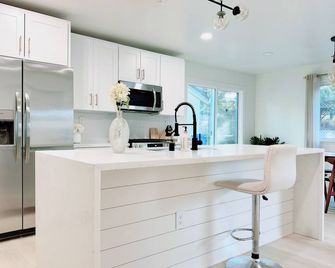 Trendy Trenholm - Elk Grove - Kitchen