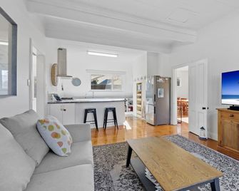Miller's Cottage - Port Fairy - Living room