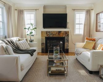 King Bed Modern DT Home w/ Garage Parking Mins to Train, I95, Stamford Hospital. - Stamford - Sala de estar