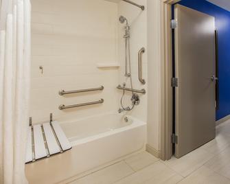 Holiday Inn Express & Suites Binghamton University-Vestal - Vestal - Bathroom