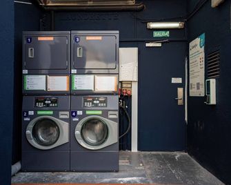 Ideal Youth Hostel - Barcelona - Laundry facility