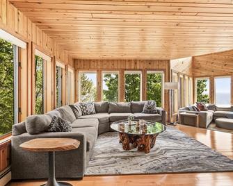 Private Shore/Huge Yard/Game Rm/Fire Pit/Views Lux - Tofte - Living room