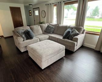 Curly's Quarters (4 Bedroom Home) w/ Lambeau view - Green Bay - Living room