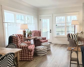 Tim's Ford Lakefront Home - Winchester - Living room