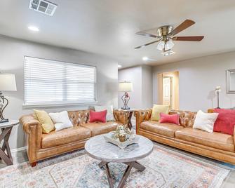 4 Mi to Dtwn Guthrie Family Home with Fire Pit! - Guthrie - Living room