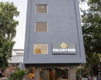 The Cult Stay - Solāpur - Building