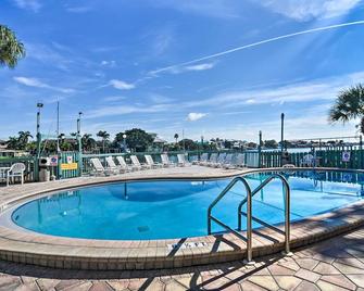 Coastal Clearwater Condo Half Mile to Beach! - Clearwater Beach - Basen