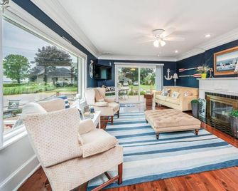 1m Luxury Beach House on South Beach, Free Golf Cart with Summer Rentals - South Haven - Вітальня