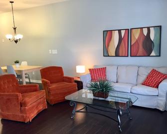 Cornelius Condo, centrally located - Cornelius - Living room