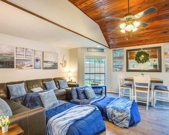 Walk to Boat Ramp Texas Home Near Lewisville Lake - Lake Dallas - Sala de estar