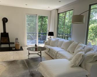 Mid-Century Modern Hilltop Retreat - South Salem - Living room