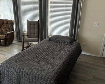 10 minutes to Glacier! Family-friendly home with porch & swing - Martin City - Habitación