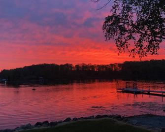 This two-bedroom Lakeside cottage is a magical place - Columbia City - Vista del exterior