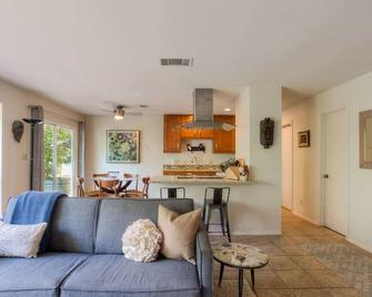 Greenbelt Access & Views, Close to DT - Austin - Living room