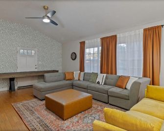 Downtown Gem w/ Jacuzzi + Basketball + Games! - Orlando - Sala