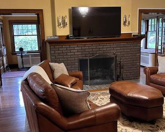 Amazing home near lake, parks, shopping and BVU! Perfect for summer vacation! - Storm Lake