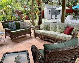 Queen Palm Apt~ 2nd Flr Apt~pretty, Clean. Great Location! - פורט מאיירס - פטיו