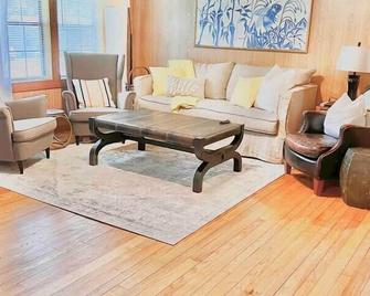 Humble Bee Cottage-Cullman - Hanceville - Living room