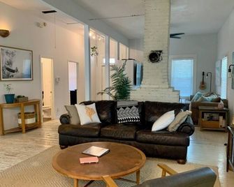 Waterline Cottage in South Front District - Wilmington - Living room