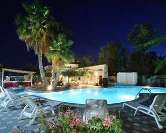 Regent Beach Hotel & Apartments - Reggio di Calabria - Zwembad