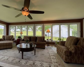 Luxurious country home. 120 acres. 5 Bedrooms. Basement game room. Fitness Rm. - Berkeley Springs - Wohnzimmer