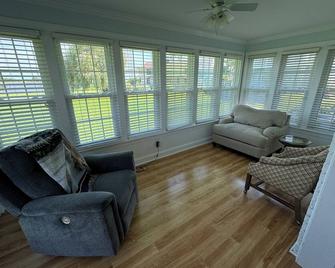 Stunning waterfront views; 4-bedroom house directly on Intracoastal waterway! - Hubert - Living room