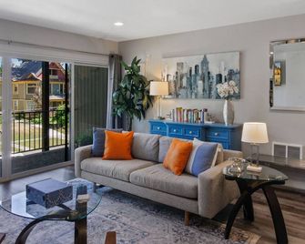 Modern Top Floor Condo W/ Park View + King Bed - Spokane - Living room