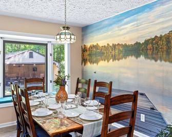 Lake Anna Rental-3min walk! Gated 3BR, covered game barn, king bed, 2 fire pits - Spotsylvania - Comedor