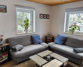 Cozy vacation apartment in the beautiful Ore Mountains in the town of the 7 valleys. - Olbernhau - Wohnzimmer