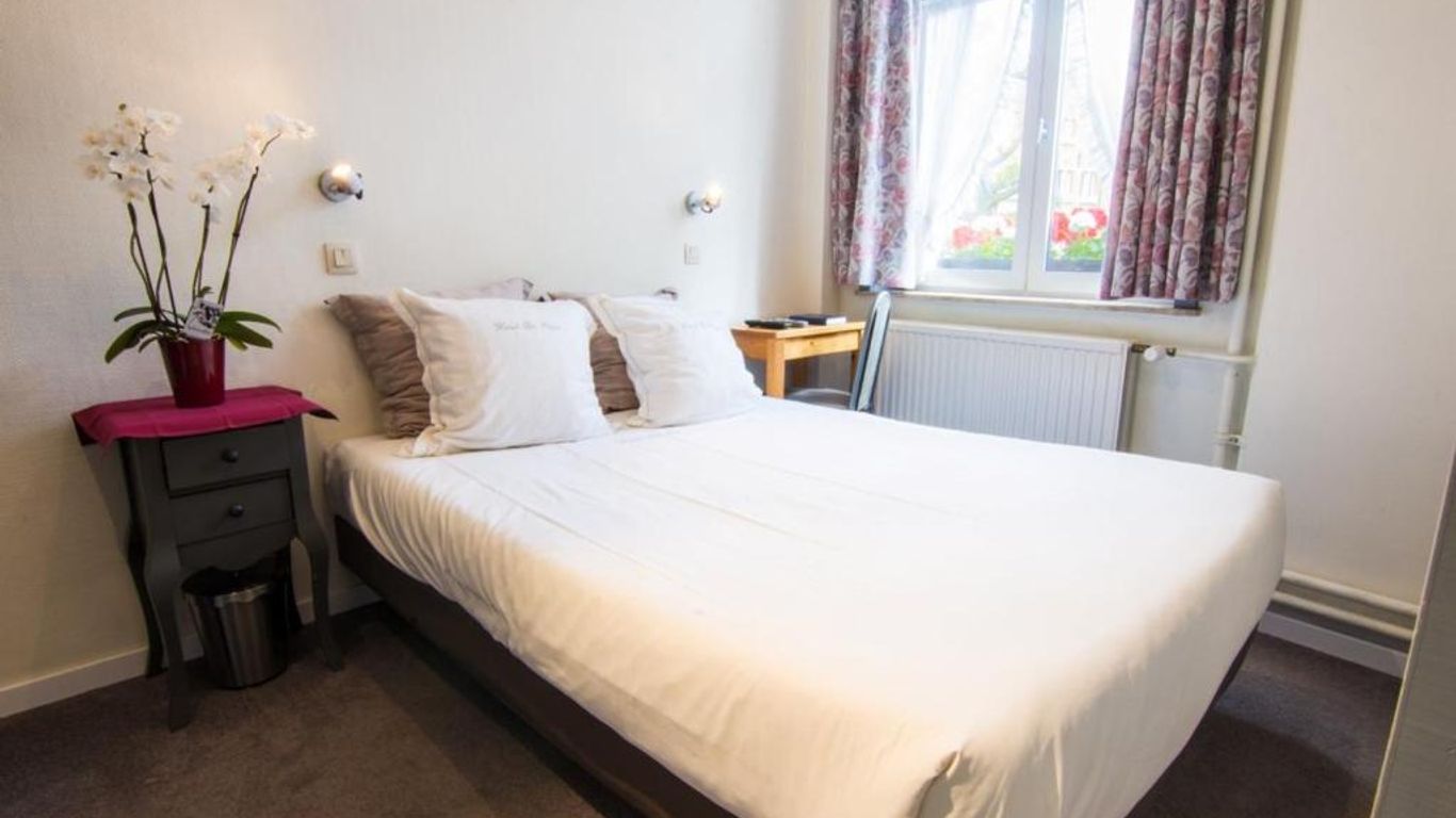 Gillis Eight Guest Rooms by Romy&Travis