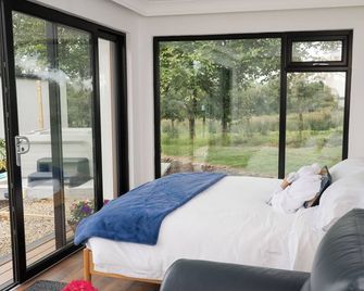 Luxury Waterfront Self-Catering Cabins - Enniskillen - Schlafzimmer